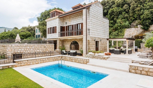 Villa Orvnik - Five Bedroom Villa, Sleeps 9