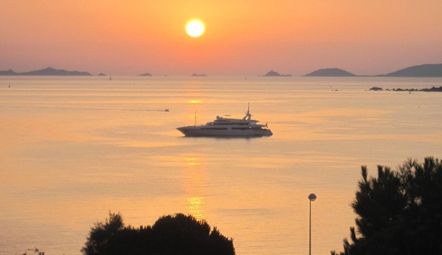 Villa overlooking the sea, 300 m from the beach