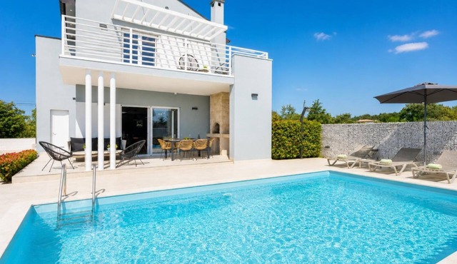 Villa Ovis - Three Bedroom Villa, Sleeps 8