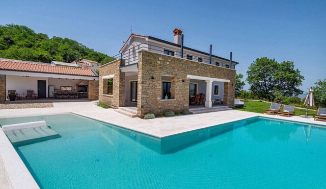 Villa Padova for 12 persons near Motovun with 84 m2 infinity pool with panoramic view & beautiful garden