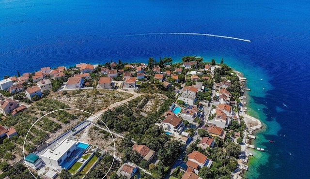 Villa Paloma Blanca with private heated pool, a Jacuzzi, Finnish Sauna, and Gym, 100m from the beach