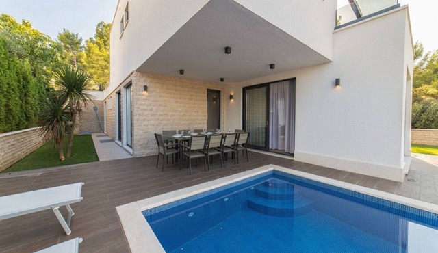 Villa Panda - Six Bedroom Villa, Sleeps 11
