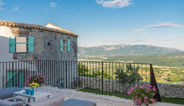Villa Paola with Roof-pool in Central Istria