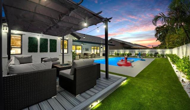 Villa Paradise Miami, Luxury Gem with Heated Pool, Game Room, Fire Pit, 3 Bed 2 Bath