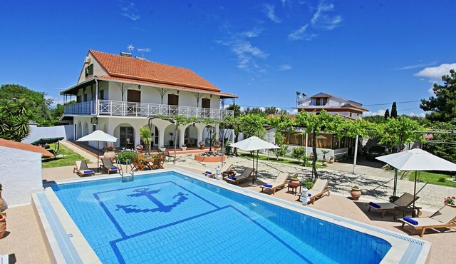 Villa Paradiso: Large, modern villa, private pool close to beach