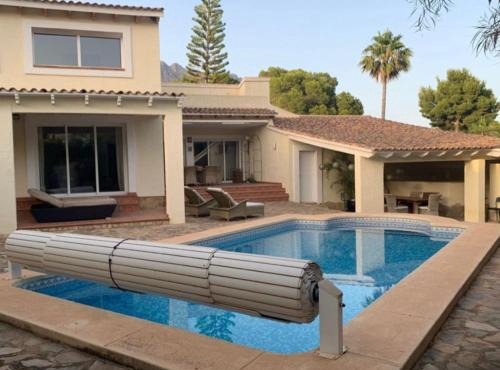 Villa pareada con piscina privada