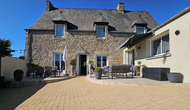 Villa Parker, center of DINAN