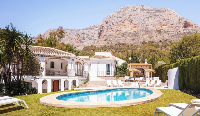 Villa Paso Lento with pool and beautiful gardens 10 mins to fabulous beaches