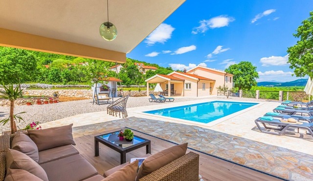 Villa Patria with Media room, heated private pool, Summer kitchen, Gym