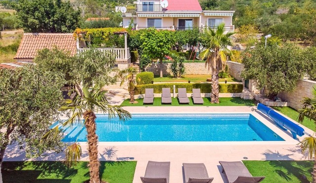 VILLA PAULA, 7 bedrooms, heated 36sqm private pool, Jacuzzi, Gym and sea views