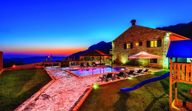 Villa Pave - Six-Bedroom Villa with Terrace and Swimming Pool