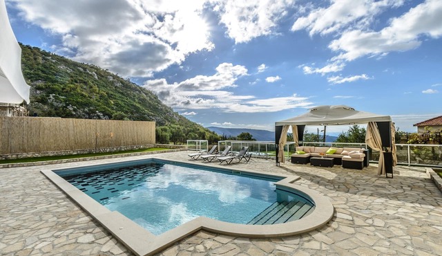 Villa Pave - Six-Bedroom Villa with Terrace and Swimming Pool