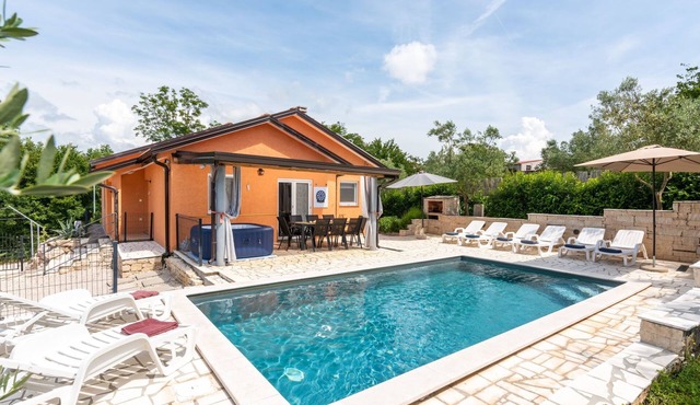 Villa Pendolina mit privatem Pool und Jacuzzi by Interhome