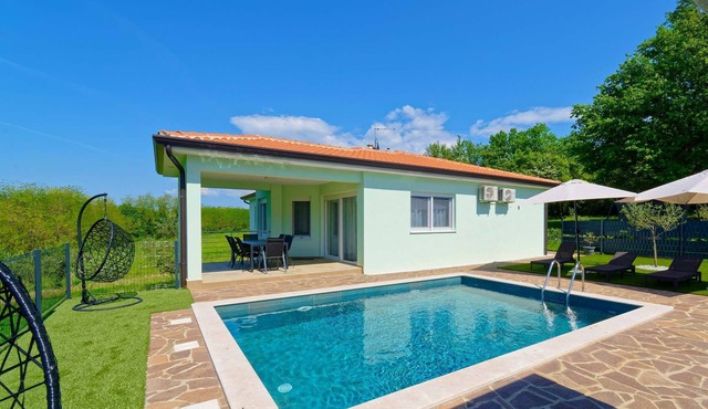 Villa Petar - 8 persons, 3 bedrooms, 2 bathrooms, pool