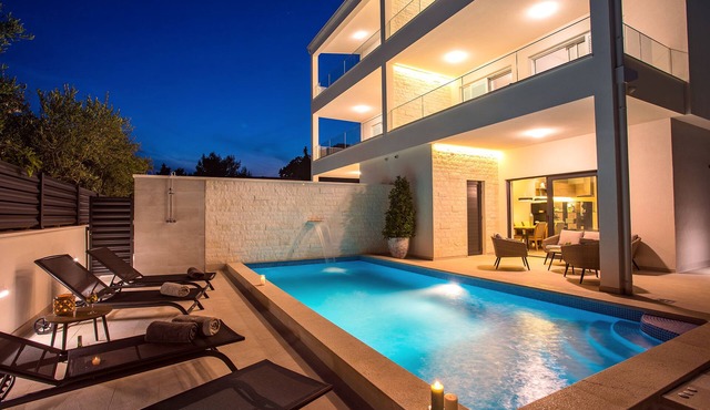 VILLA PETRA heated pool, sauna, 5 en-suite bedrooms, 30m from sea