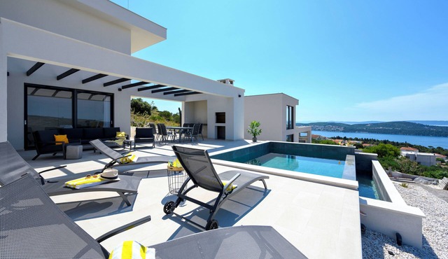 Villa Petra: Your Idyllic Seaside Retreat