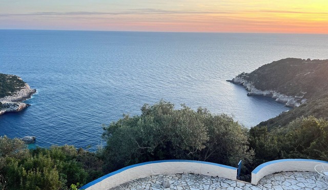 Villa Petritis - Superb Cliff Top Villa with Pool