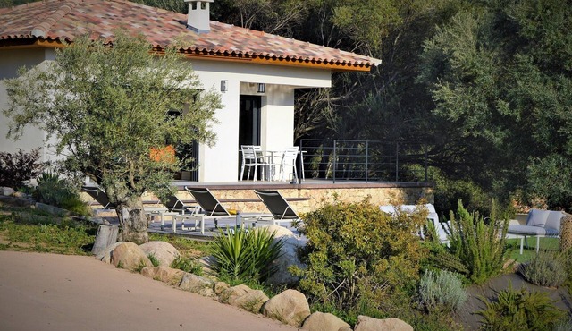 Villa PETRU * with swimming pool, sea view, 10 mn from the beach