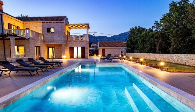 Villa Phaunos - privacy, relaxation and luxury with a heated pool