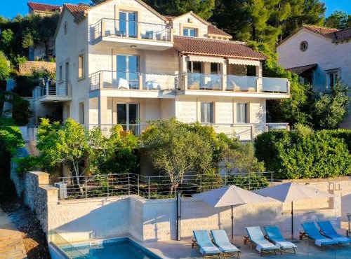 VILLA PHILIPPA - luxurious five-room villa - idyllic location - first row to the sea - spectacular view of the sea bay - unforgettable sunsets - 15 minutes from Supetar ferry port - free parking - private heated pool