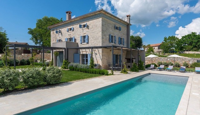 Villa Pi with Heated Pool near Tinjan