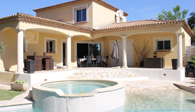 Villa Pic St Loup Montpelier area, 10 min A9, 170m², swimming pool, sleeps 10
