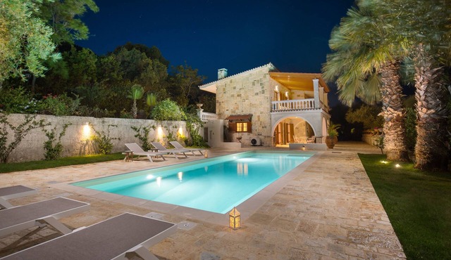 Villa Pietra - private pool, stunning sea views, fast internet, sleeps 10+