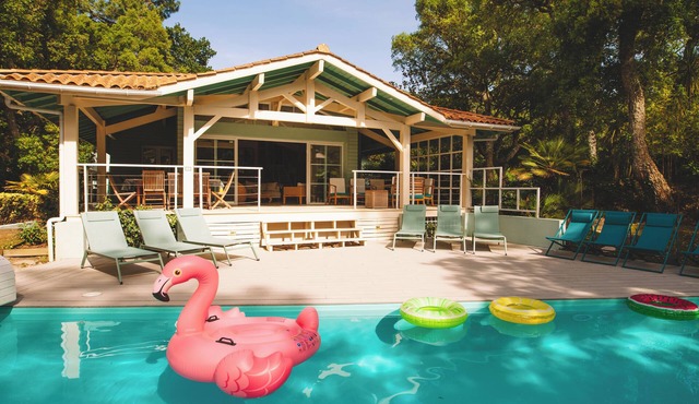 *VILLA PINSOLLE* 12 persons, overlooking the GOLF, near the OCEAN