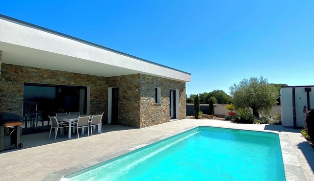 Villa Piscine et Jardin Privé, 5 mn Mer et 20 mn Montagne, BOX Recharge Voiture