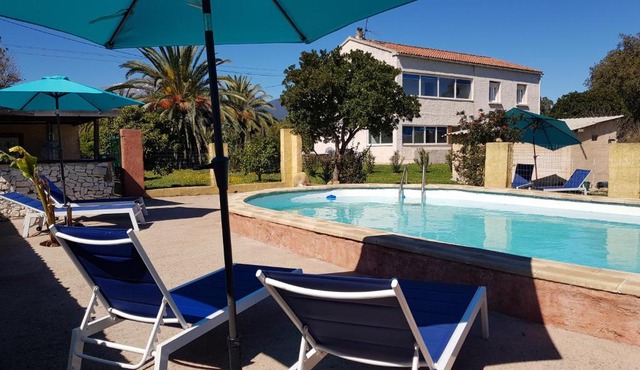 VILLA Piscine chauffée 15 pers avec piscine vue mer montagne 1km mer