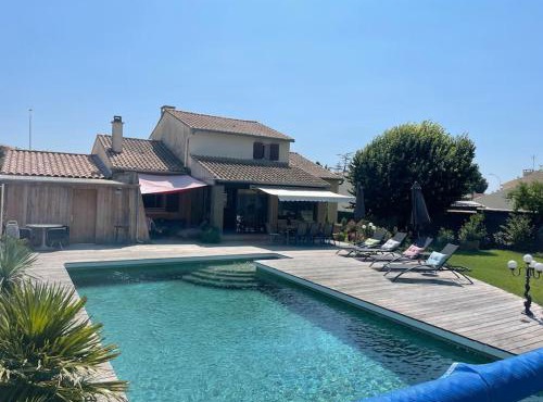 Villa piscine, pétanque à Uzès centre !