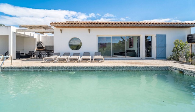 Villa 'Piscine Privée Proche Plages' with Private Pool, Private Terrace and Wi-Fi