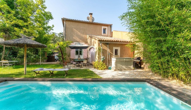 Villa 'Plein Coeur Du Luberon' with Private Pool, Private Terrace and Wi-Fi