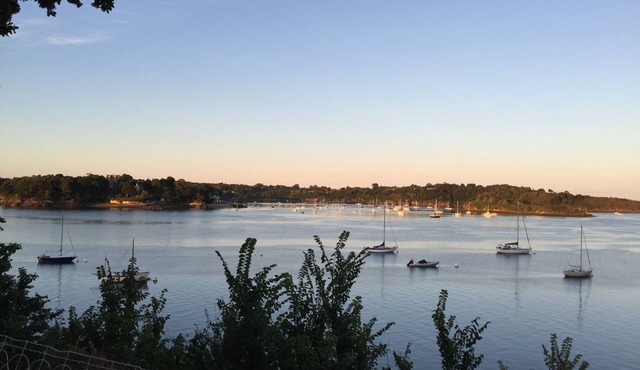 VILLA PLEINE VUE BORD DE RANCE, with large garden and direct access to the Rance