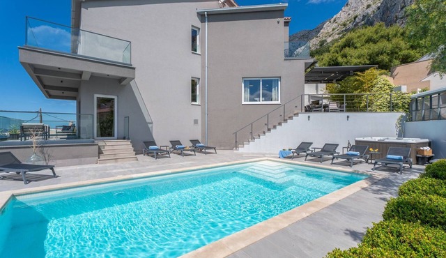 Villa Polly - Four Bedroom Villa, Sleeps 8