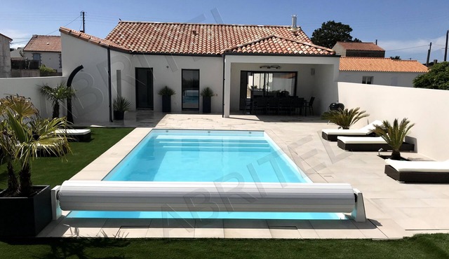 Villa pool 29°, beach & center 5mn walk, quiet, leave your car :)