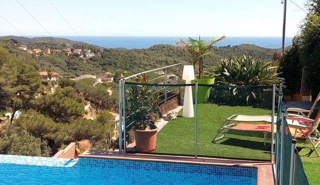 Villa pool and private boules court with sea view and nature near Barcelona