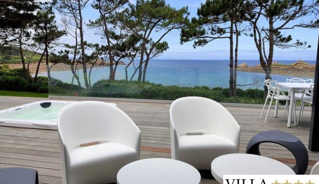 Villa Port Blanc facing the beach SPA and SPA de Nage