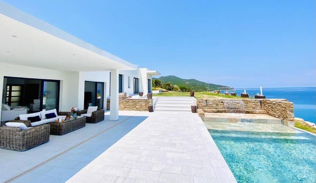 Villa prestige au bord de l'eau- Pietracorbara