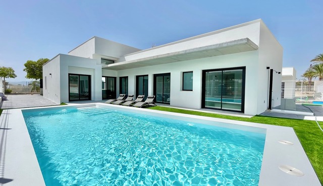Villa/Private Pool/5 Bedrooms/4 Baths