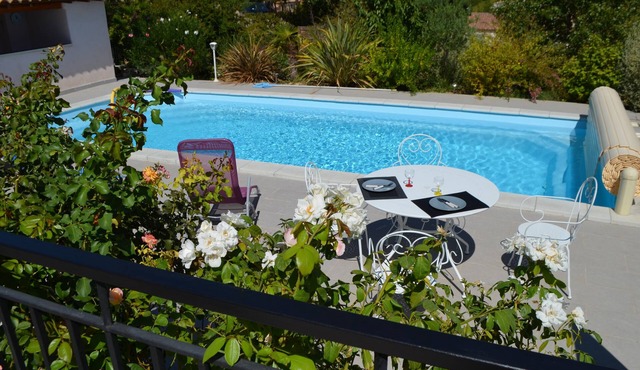 Villa private heated pool in the heart of green provence