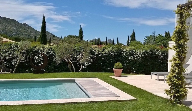 Villa, private heated pool, beautiful view of the Alpilles, air-conditioned