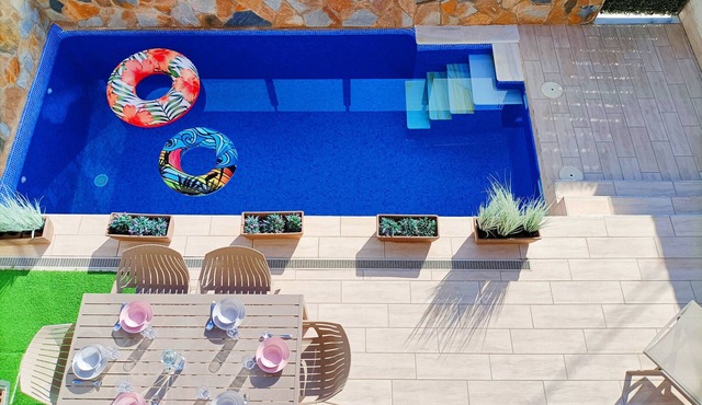 Villa, private pool, roof terrace and close to the beach