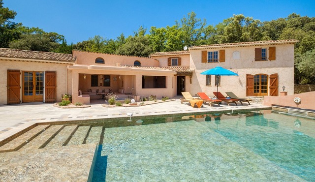 Villa 'Propriété Fontaine Margo': Peaceful Retreat with Mountain Views