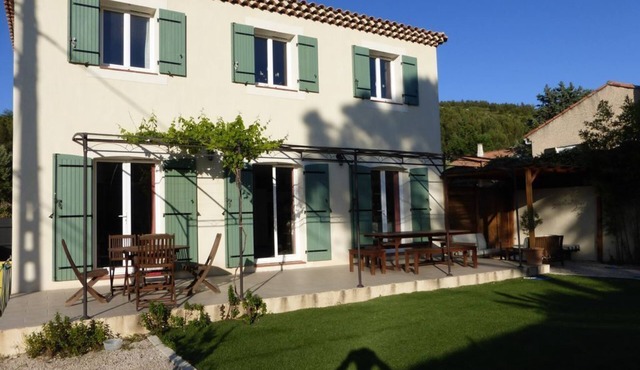 Villa provençal 110 m² 8 pers close to calanques, inflatable jacuzzi.