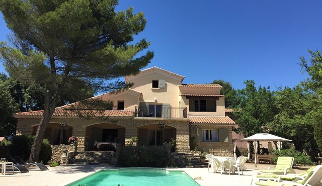 Villa provençale, with swimming pool, Mont Ventoux, 3 bedrooms, sleeps 6