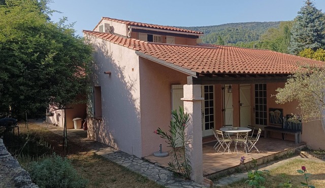 Villa Provençale au Calme Entourée de Verdure, Animaux de Compagnie Acceptés !