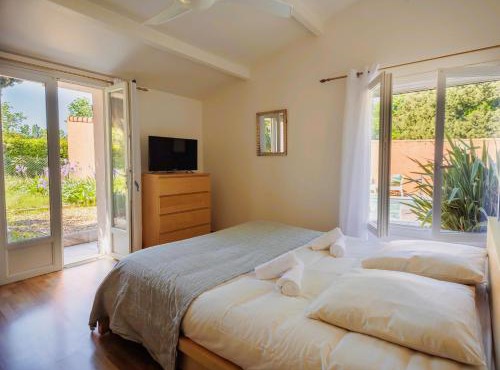 Villa provençale avec piscine privée et jardin ensoleillé