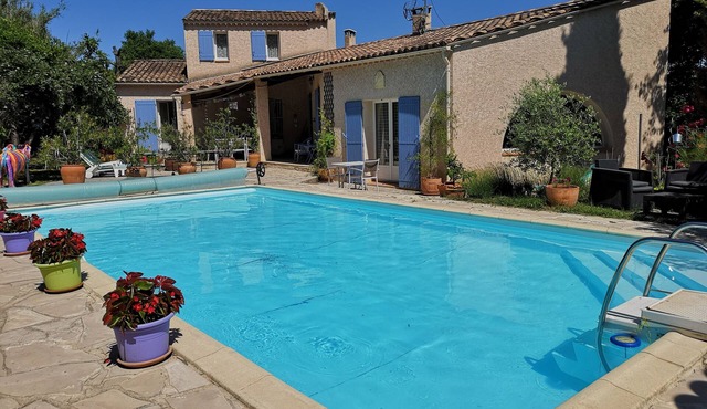 Villa Provençale Dans Parc du Luberon in Pierrevert