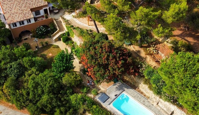 Villa Provencal : Écrin de Verdure Dans le Village Perché de Cornillon Confoux